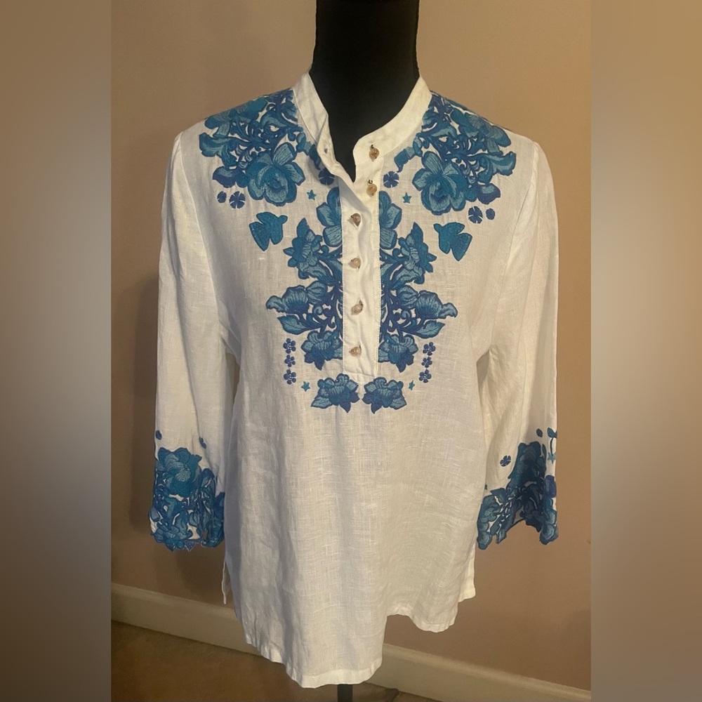Like new JADE for Johnny Was ELLY Blouse. Blue embroidery 100% Linen Size S